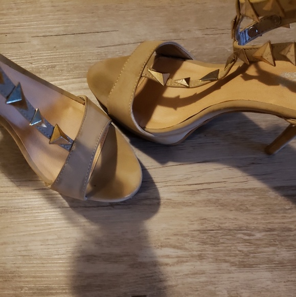 ππ Host Pickππ Sexy Cream Colored Stillettos - Picture 2 of 6